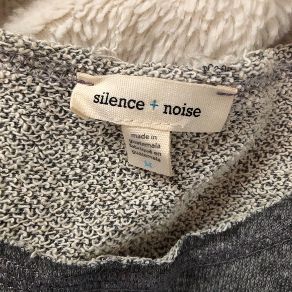 Silence + Noise Crop top - Picture 2 of 2